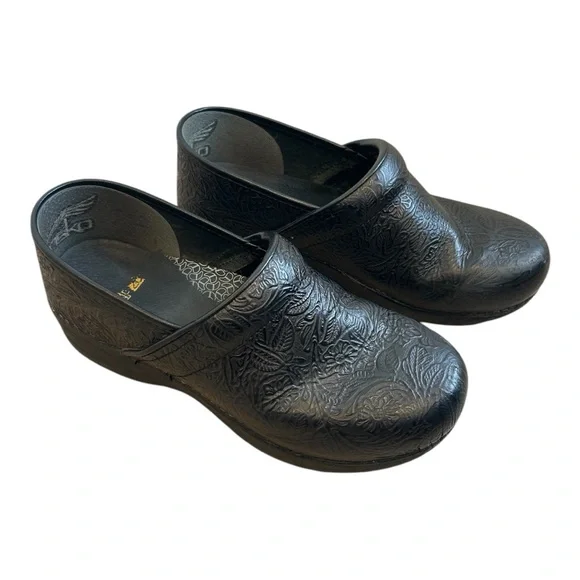 Dansko Black Floral Embossed Leather Comfort Clog Xp 2.0 Size US 9.5 EU 41 - Picture 1 of 13